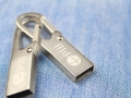 pamięć USB z karabińczykiem oraz grawerowanym logo