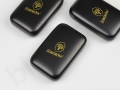 powerbank do awaryjnego doładowania smartfona ze złotym logo