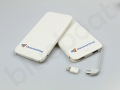 reklamowy powerbank z logo, wbudowanym kablem wbudowanym kablem i adapterem do iphone